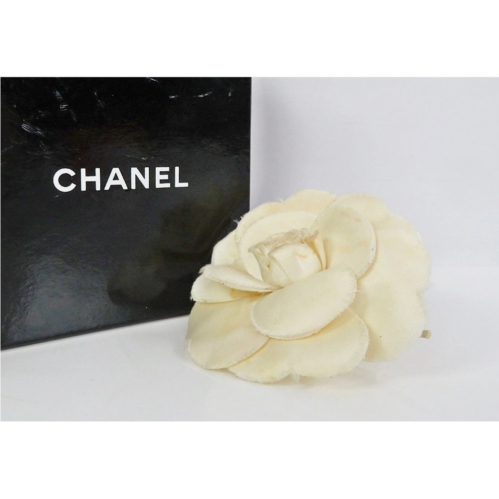 CHANEL Gold and Cream Fabric Brooch